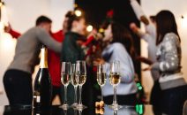 ¿Haces una fiesta navideña para mucha gente? Que no te falten bolsas de cotillón y copas de cava