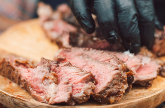 Asado argentino para eventos: qué incluye un buen catering a domicilio